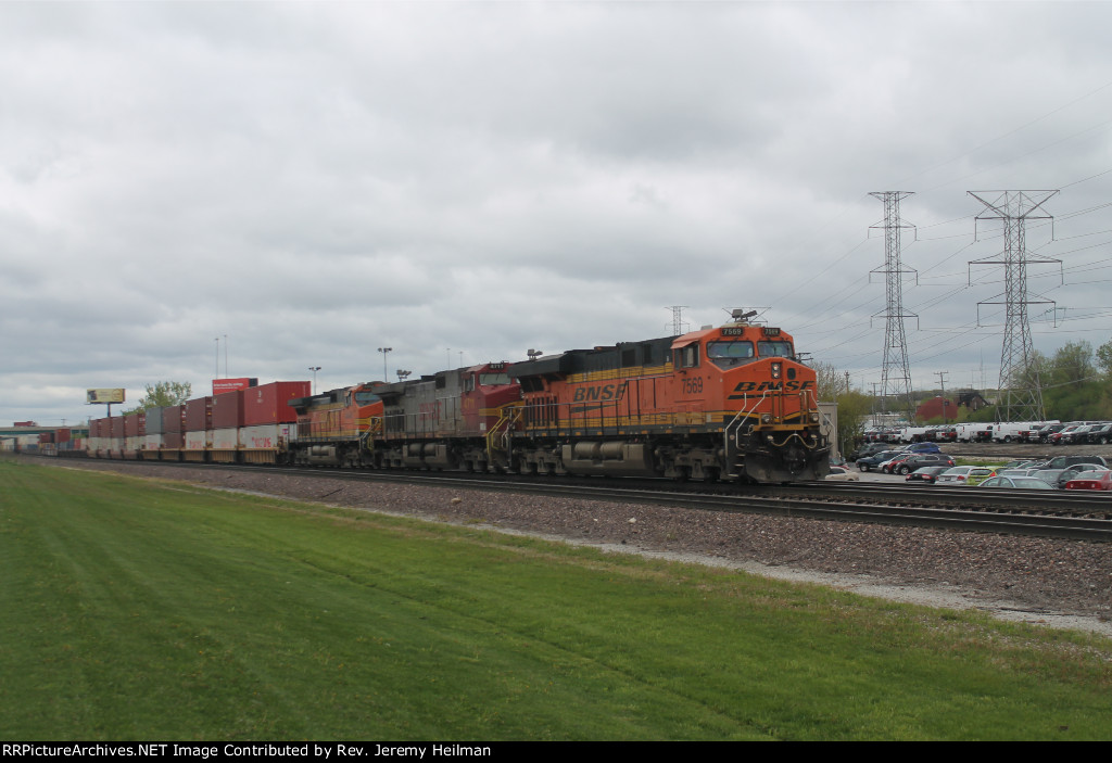 BNSF 7569 &amp; others (4)